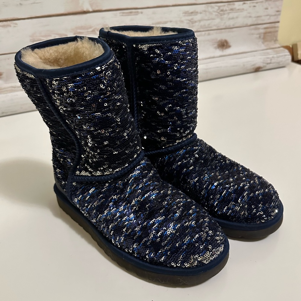 Size 7 UGG Classic Short Sparkle reversible blue/silver sequin fur lined boots